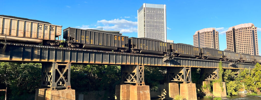 Mga sasakyang pangkargamento ng tren sa tulay sa Richmond.