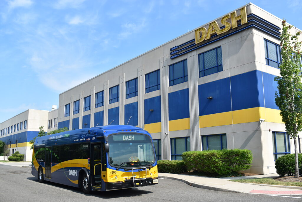 DASH bus sa harap ng DASH branded na gusali