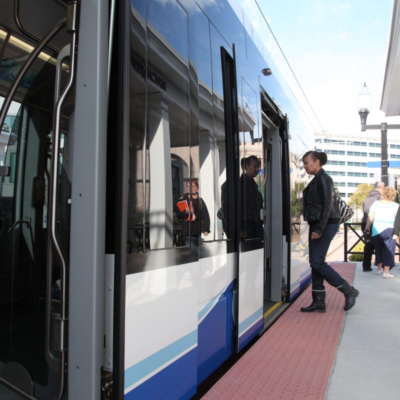 Babae na sumasakay sa The Tide